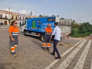 Juan Carlos Caballero supervisa los trabajos de limpieza de las playas